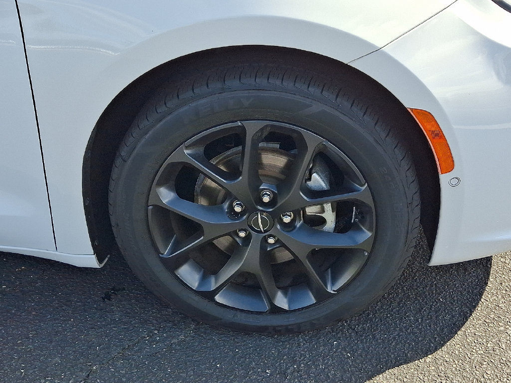 Used 2023 Chrysler Pacifica Limited w/ S Appearance Package FWD image 8