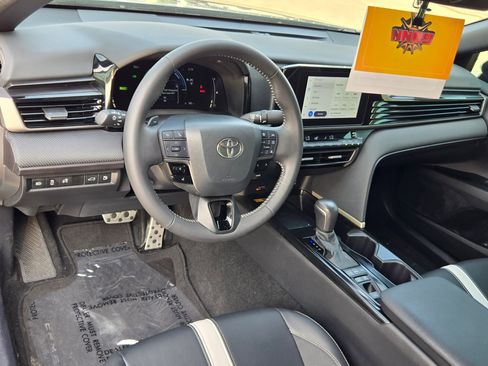 Used 2025 Toyota Camry SE w/ Convenience Package FWD image 10