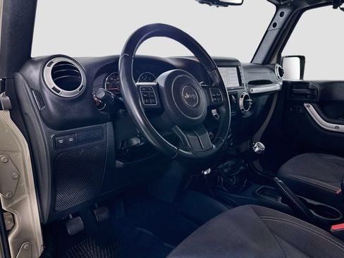 Used 2017 Jeep Wrangler Unlimited Rubicon w/ Connectivity Group AWD/4WD image 9