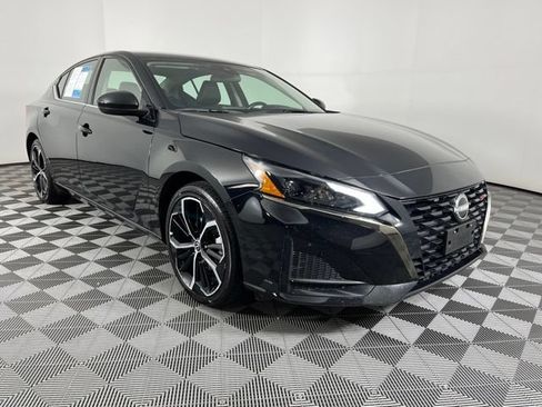 Used 2024 Nissan Altima 2.5 SR FWD image 3