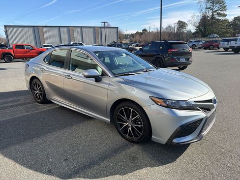 Used 2024 Toyota Camry SE image 9