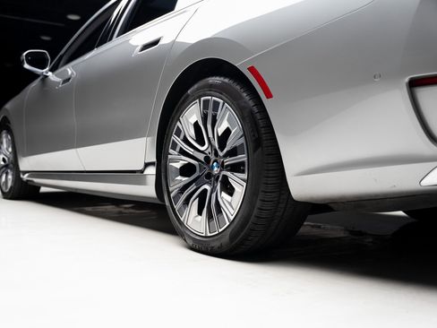 Used 2023 BMW i7 xDrive60 image 76