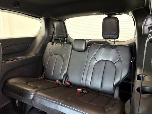 Used 2025 Chrysler Pacifica Select FWD image 33