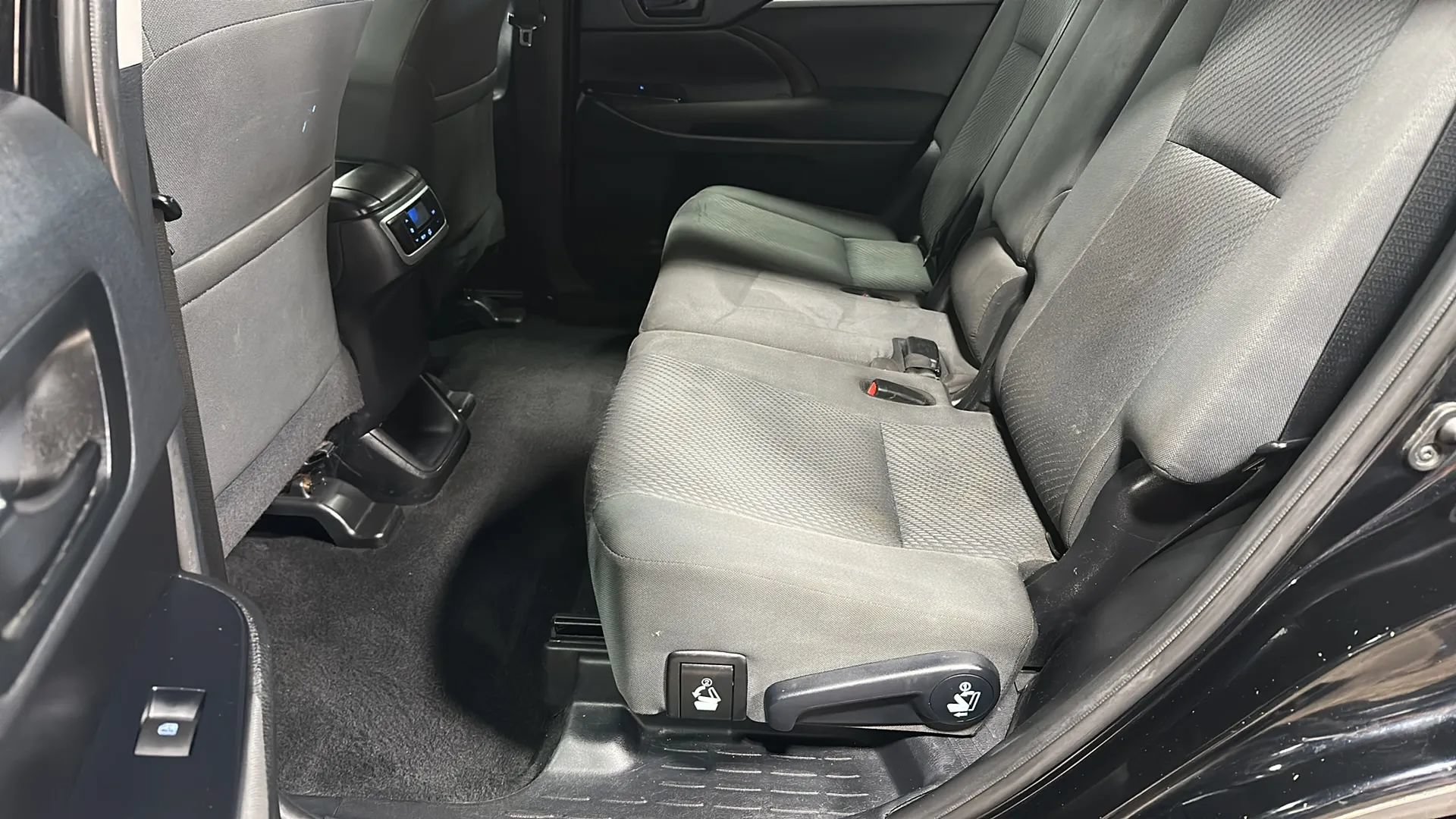 Used 2019 Toyota Highlander LE AWD/4WD image 11