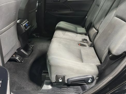 Used 2019 Toyota Highlander LE AWD/4WD image 11