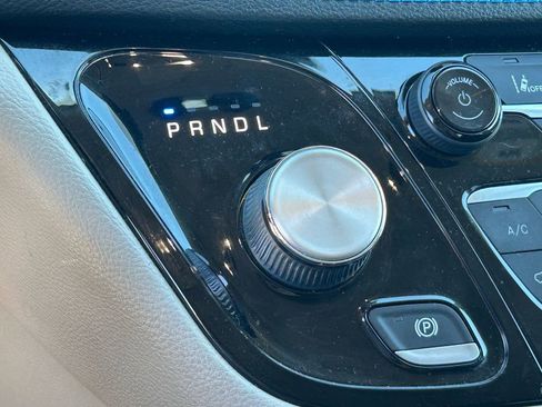 Used 2021 Chrysler Pacifica Touring FWD image 16