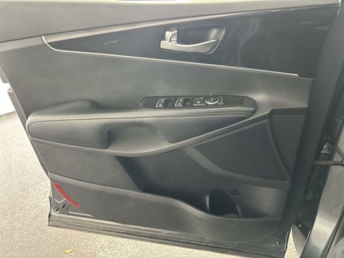 Used 2020 Kia Sorento S FWD image 29