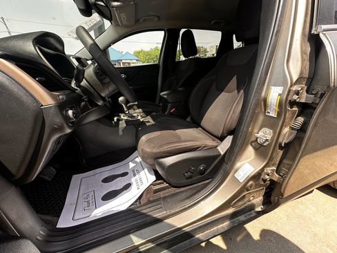 Used 2016 Jeep Cherokee Latitude w/ Comfort & Convenience Group AWD/4WD image 16