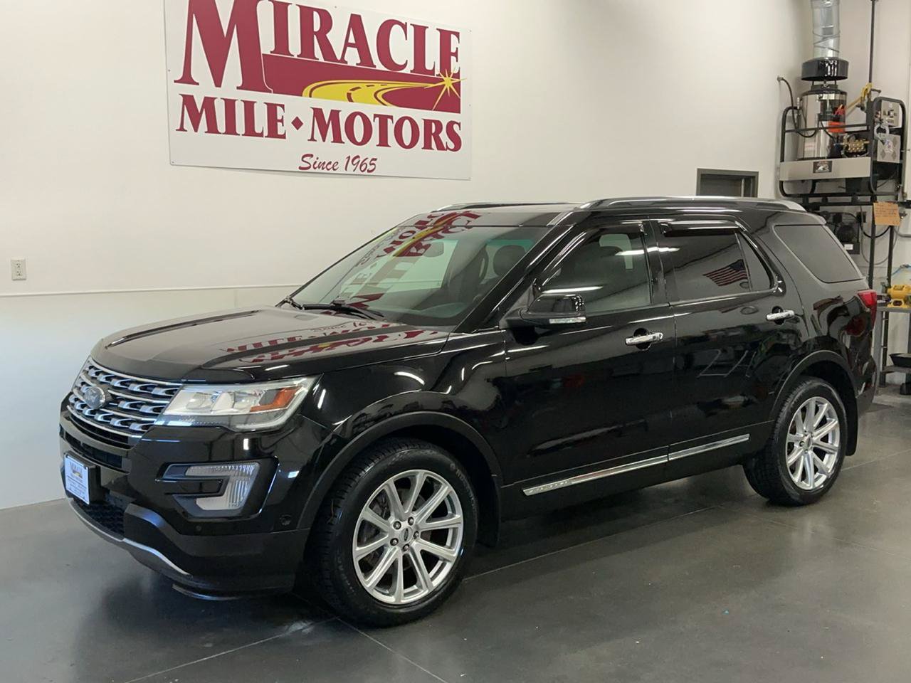 Used 2017 Ford Explorer Limited w/ Equipment Group 303A AWD/4WD image 3