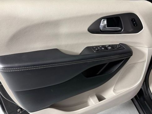 Used 2023 Chrysler Pacifica Touring-L FWD image 13