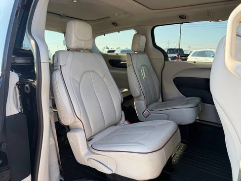 Used 2020 Chrysler Pacifica Limited FWD image 27