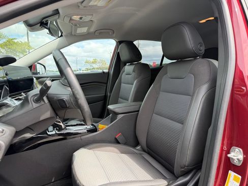 Used 2024 Chevrolet Trax LT w/ LT Convenience Package FWD image 11