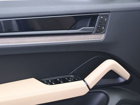Certified 2025 Porsche Cayenne AWD/4WD image 27