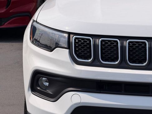 Used 2023 Jeep Compass Latitude w/ Convenience Group AWD/4WD image 2