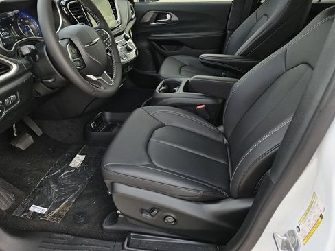 New 2026 Chrysler Pacifica Select image 14