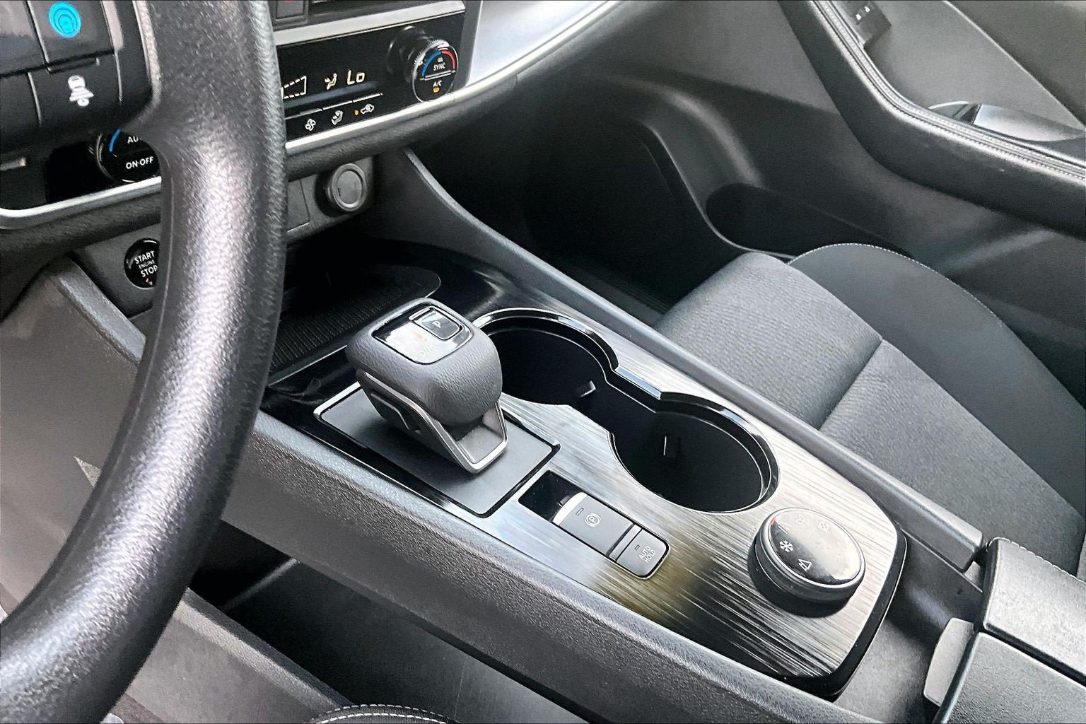 Used 2024 Nissan Rogue SV AWD/4WD image 16