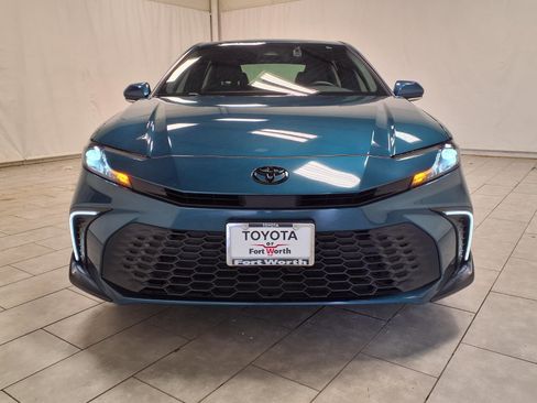 Used 2025 Toyota Camry SE w/ Convenience Package FWD image 2