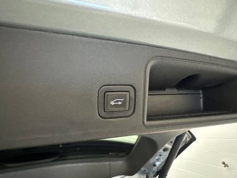 Used 2024 GMC Terrain SLT AWD/4WD image 7