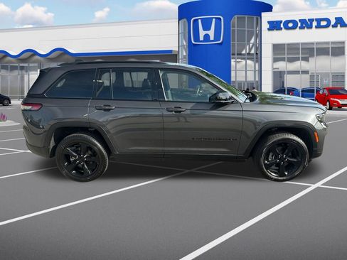 Used 2022 Jeep Grand Cherokee Altitude AWD/4WD image 10