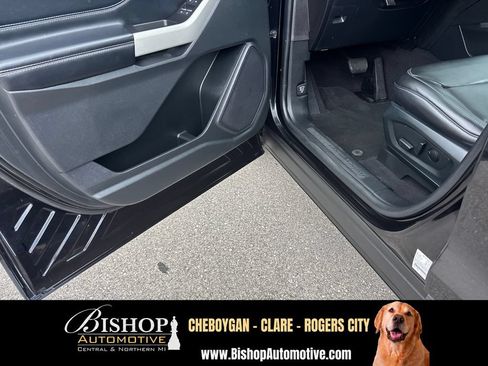 Used 2022 Ford Explorer XLT w/ Equipment Group 202A AWD/4WD image 18