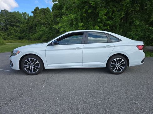 Used 2024 Volkswagen Jetta Sport FWD image 3