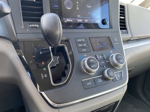 Used 2017 Toyota Sienna LE FWD image 8