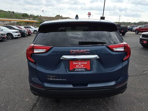 Used 2024 GMC Terrain SLE image 7