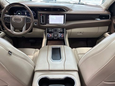 Used 2023 GMC Yukon XL Denali w/ Advanced Technology Package AWD/4WD image 10