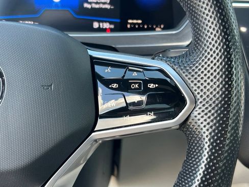 Certified 2022 Volkswagen Tiguan SE R-Line FWD image 17