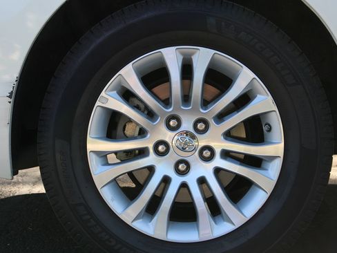 Used 2017 Toyota Sienna XLE Premium image 41