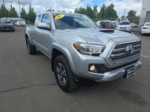 Used 2017 Toyota Tacoma TRD Sport w/ Premium & Technology Package AWD/4WD image 7
