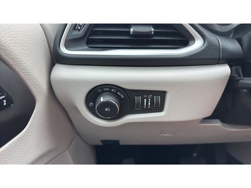 Used 2024 Chrysler Pacifica Touring-L FWD image 34