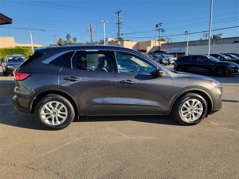 Certified 2020 Ford Escape SE image 3