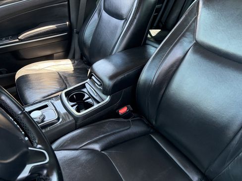 Used 2018 Chrysler 300 Touring L RWD image 18