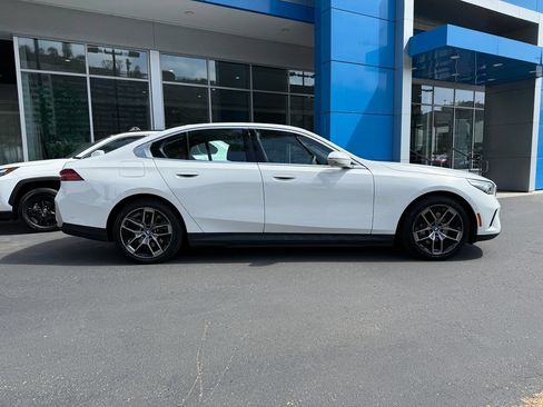 Used 2024 BMW i5 eDrive40i w/ Premium Package RWD image 6