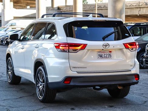 Used 2017 Toyota Highlander SE image 6