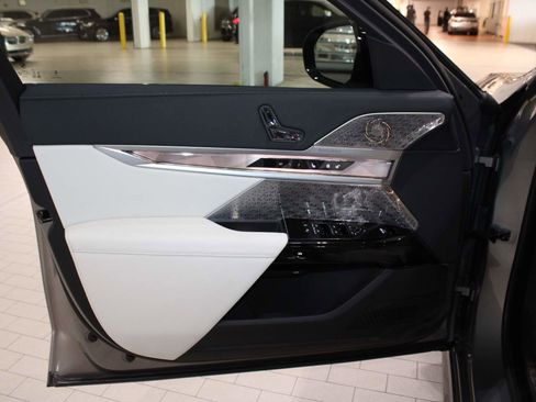 New 2025 BMW i7 M70 w/ Executive Package image 10