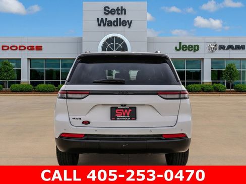 Used 2024 Jeep Grand Cherokee Altitude AWD/4WD image 6