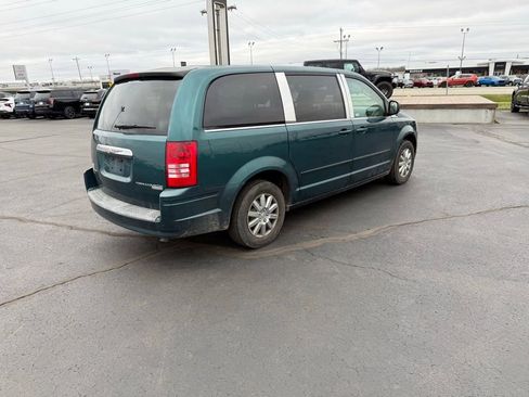 Used 2009 Chrysler Town & Country LX image 3