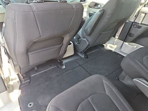 Used 2023 Chrysler Voyager LX image 18