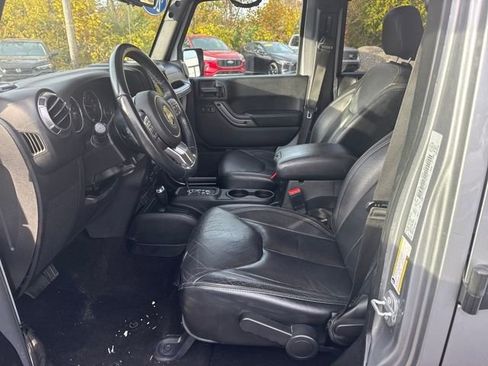 Used 2018 Jeep Wrangler Unlimited Sahara image 9