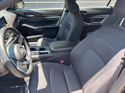 Used 2025 Nissan Altima 2.5 SV FWD image 35