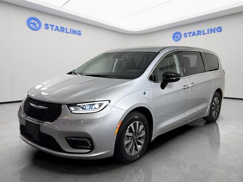 Used 2024 Chrysler Pacifica Select image 16