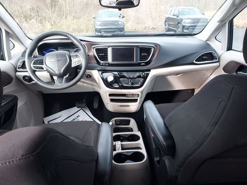 Used 2023 Chrysler Voyager LX image 10