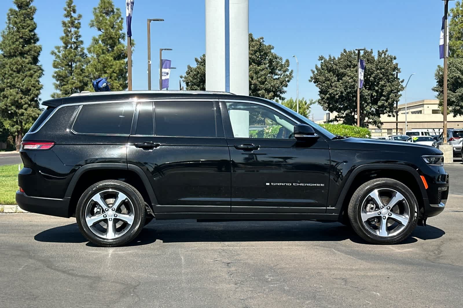 Used 2023 Jeep Grand Cherokee L Limited w/ Rear Seat Video Group I AWD/4WD image 9
