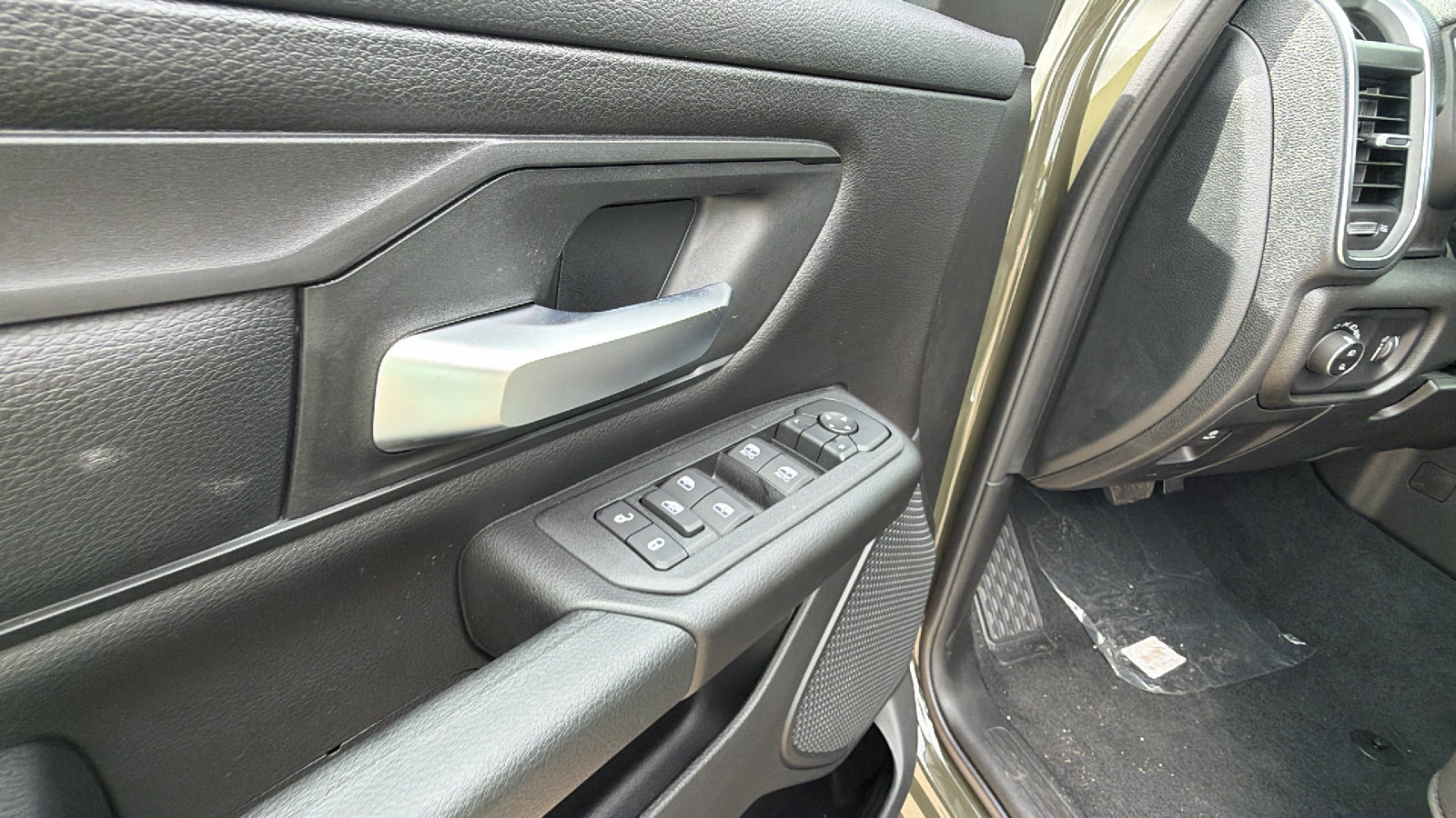 New 2026 RAM 1500 Express AWD/4WD image 15