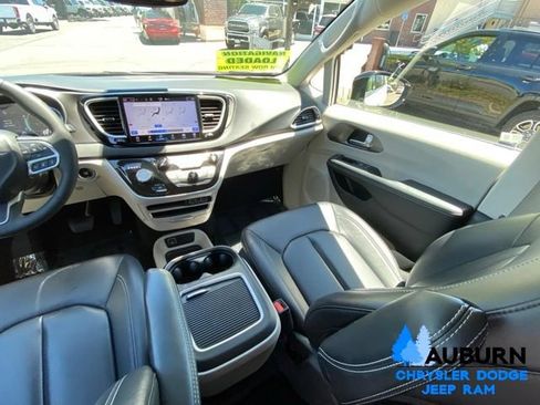Used 2024 Chrysler Pacifica Touring-L FWD image 29