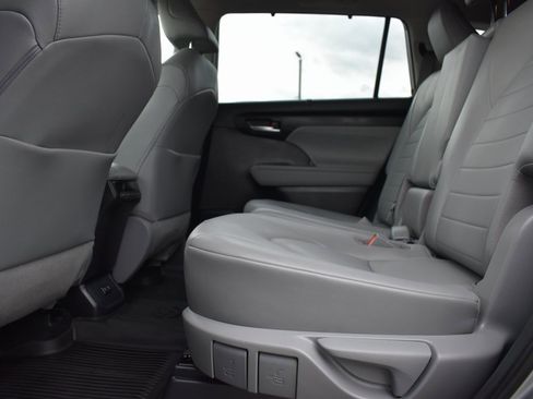 Used 2021 Toyota Highlander XLE image 8