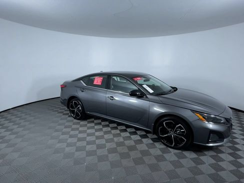 Used 2025 Nissan Altima 2.5 SR AWD/4WD image 2