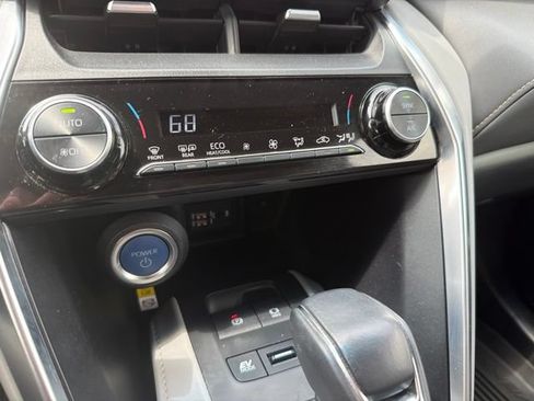 Used 2022 Toyota Venza LE AWD/4WD image 12